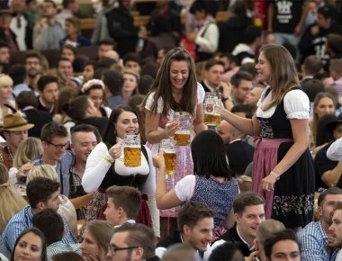 Άνοιξε τις πύλες του το περίφημο Oktoberfest: «Πλημμύρισαν» μπύρα και λουκάνικα οι δρόμοι του Μονάχου (φώτο-βίντεο)